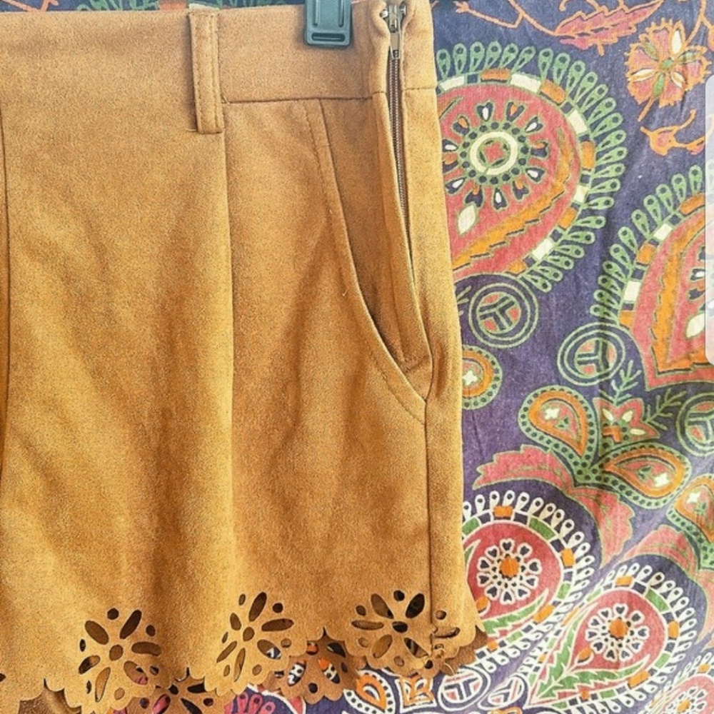 Cut out suede shorts - Picture 2 of 4